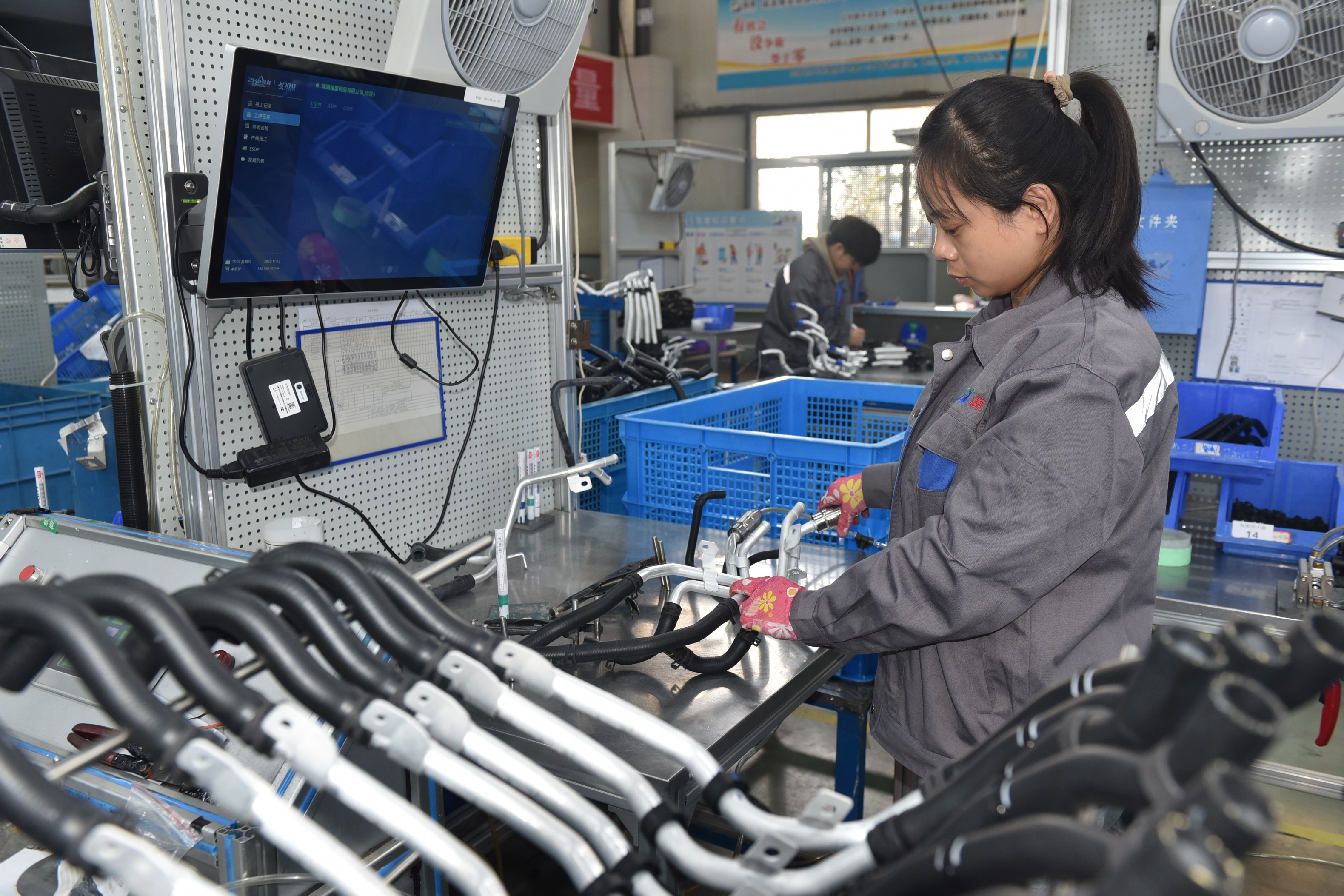 景县瑞源橡塑制品有限公司智能化车间内，各工位上安装的工控一体机，可帮助优化生产流程。高雷摄