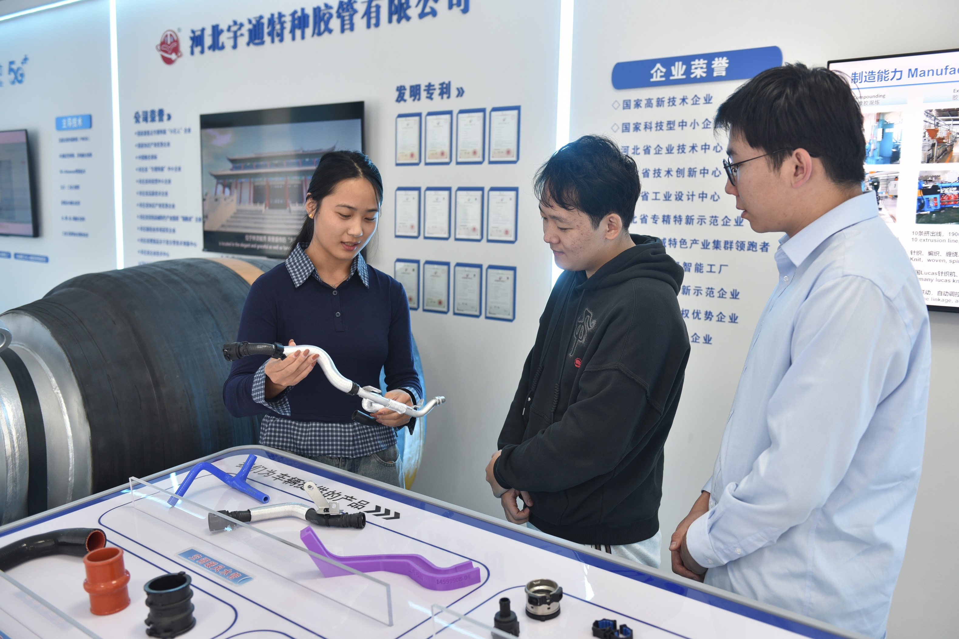 景县智造大脑有限公司工作人员在介绍橡塑制品产业大脑平台数字化应用场景。高雷摄