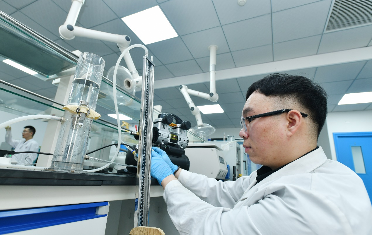 1月23日，在位于沧州高新区的沧州市天津工业大学研究院环境功能材料与检测实验室，科研人员正在做隔膜的气密性检测实验。苑立伟摄