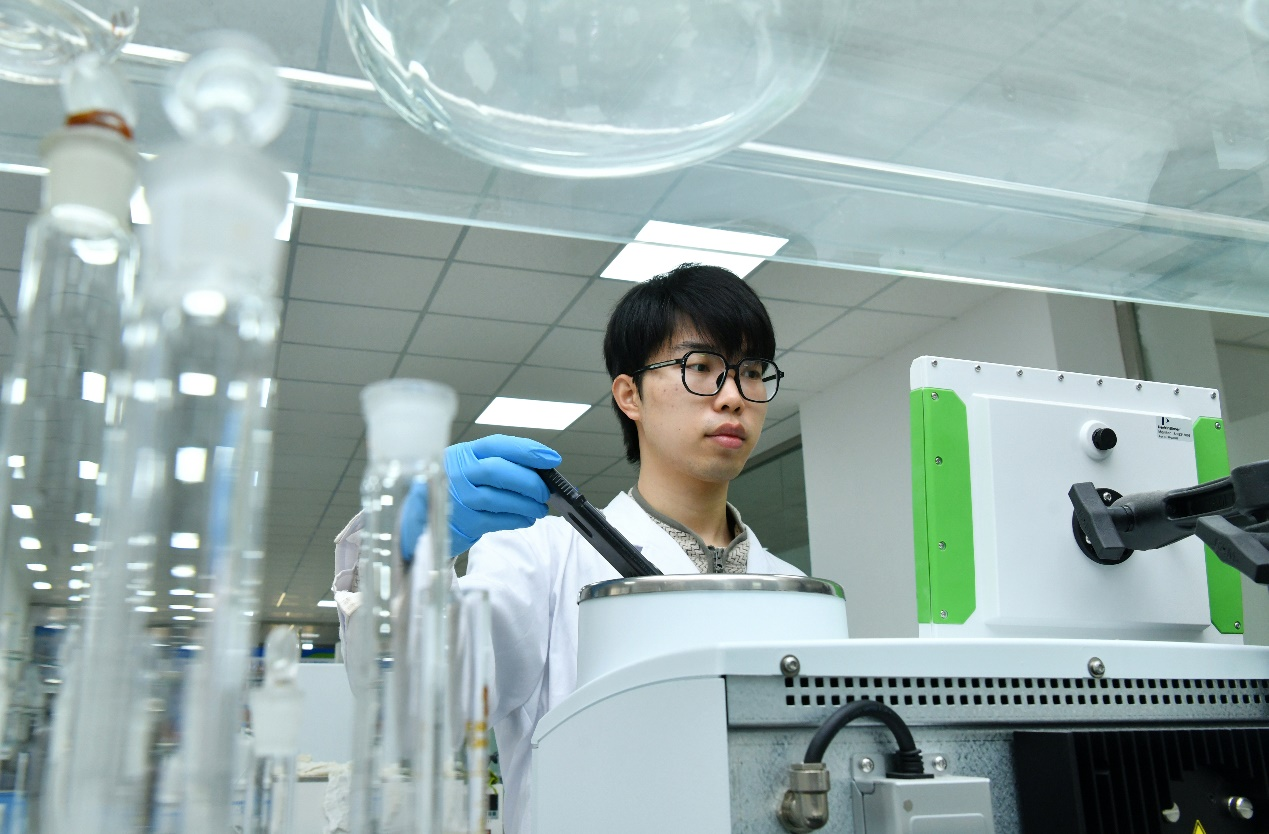 1月23日，在位于沧州高新区的中国农业科学院农产品加工与营养健康研究院（沧州），科研人员正在研究分析不同种植区域旱碱麦品质的差异。苑立伟摄