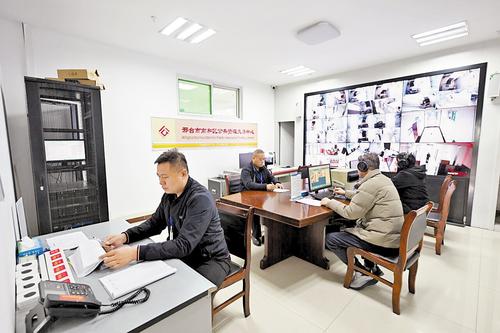 1月15日，在邢台市南和區公共資源交易中心，工作人員為正在進行的“雙盲”評審提供服務和保障。本報記者 趙永輝攝