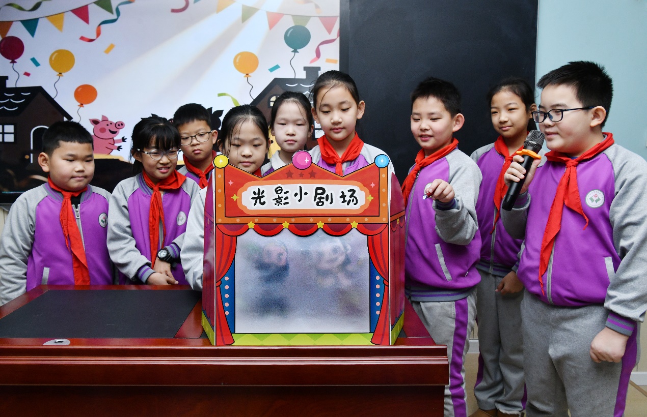 在献县实验小学，学生在表演皮影戏《哪吒与沙僧：冬至奇遇》。苑立伟摄