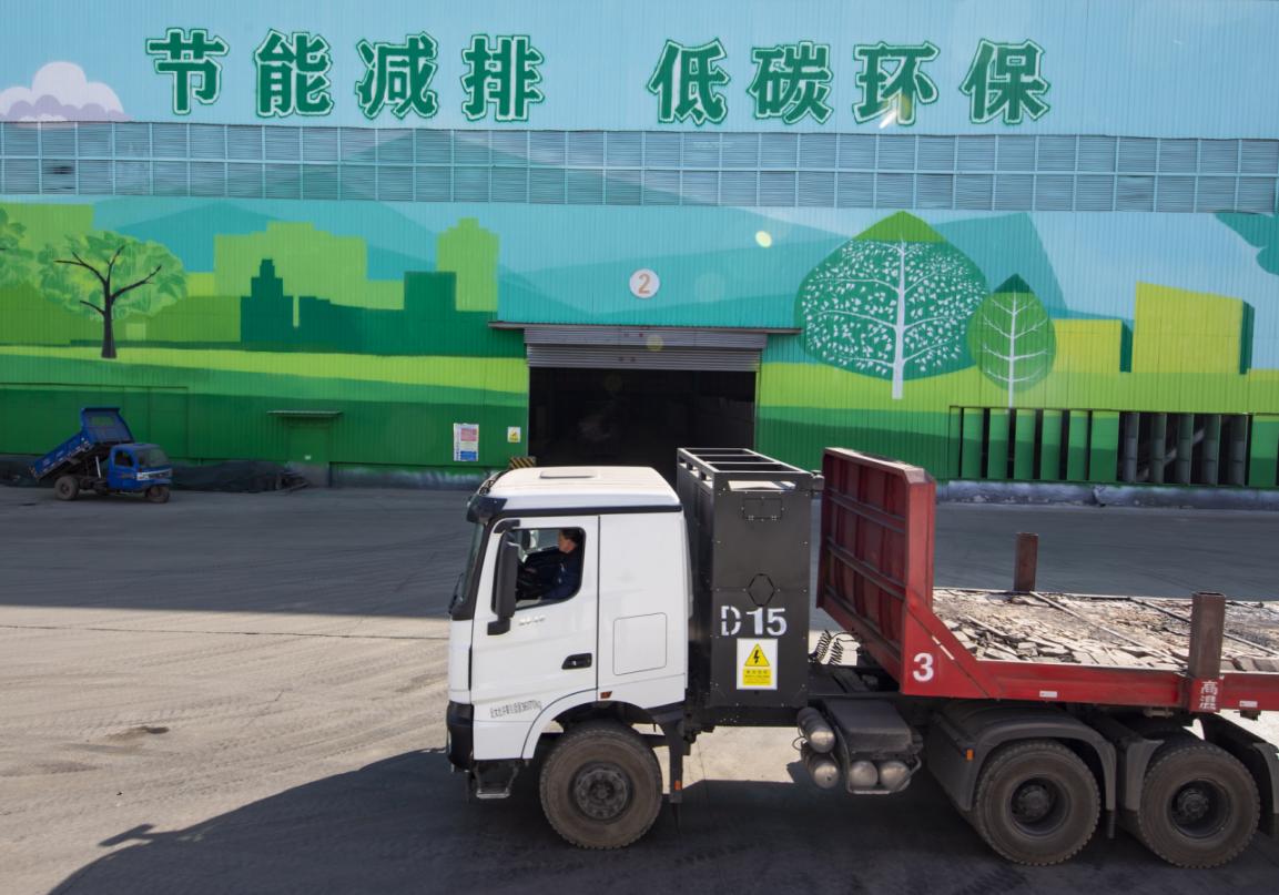 純電動重卡車成為鋼鐵企業的亮麗風景。李樹鋒攝