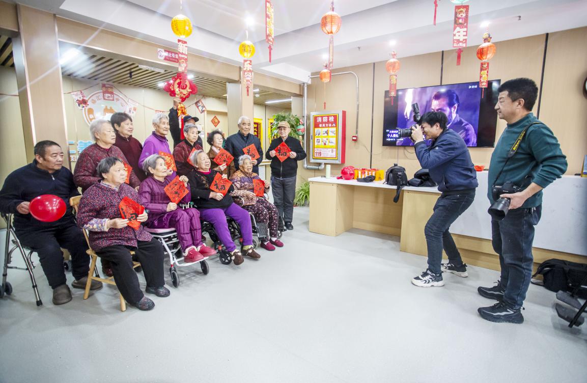 复兴区摄影家协会会员在福汇养老服务中心，摄影家为老人拍摄纪念照。聂长青摄
