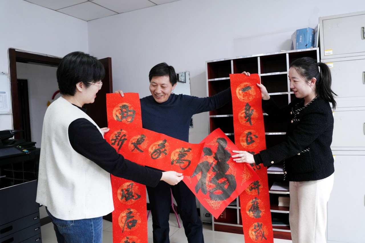 1月28日，工作人員將寫好的春聯送至機關單位。張澤慧攝