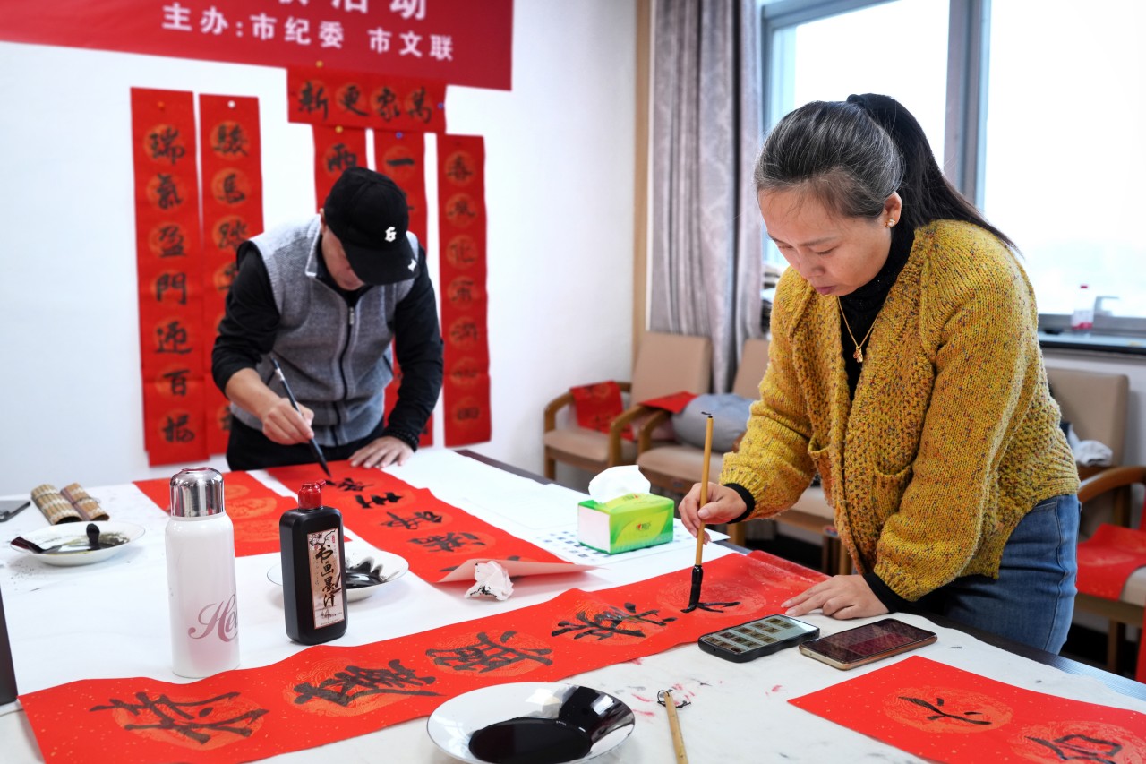 1月28日，書法愛好者正在寫春聯。張澤慧攝