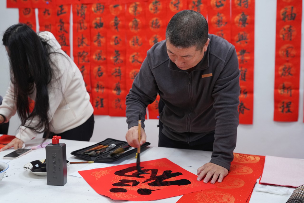 1月28日，書法愛好者正在寫春聯。張澤慧攝