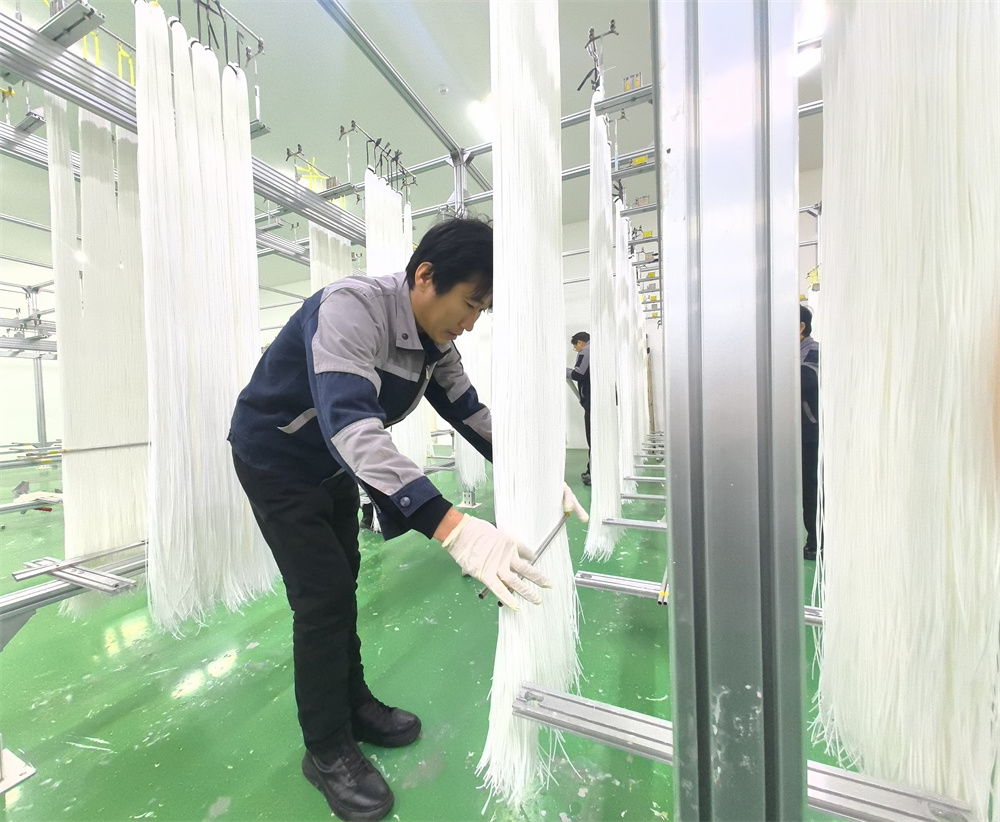 海派特膜科技（河北）有限公司生产车间内，工作人员正在对MBR膜进行灌封前的整理准备工作。董亚茹摄