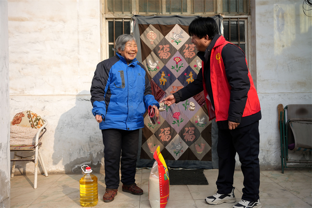 河北省隆尧县东良镇大市口村,义工为村里老人送去食用油、大米及春联。张冬茹摄