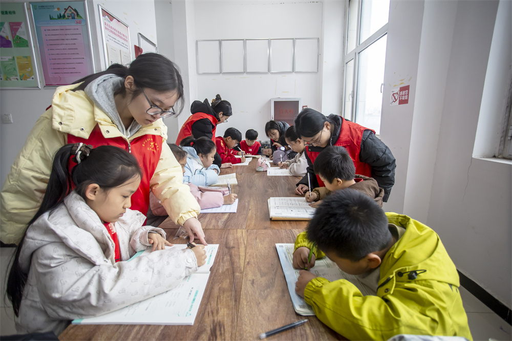 1月29日，河北省邯郸市复兴区胜利桥街道复兴路社区，“返家乡”大学生志愿者为孩子们提供课业辅导。聂长青摄