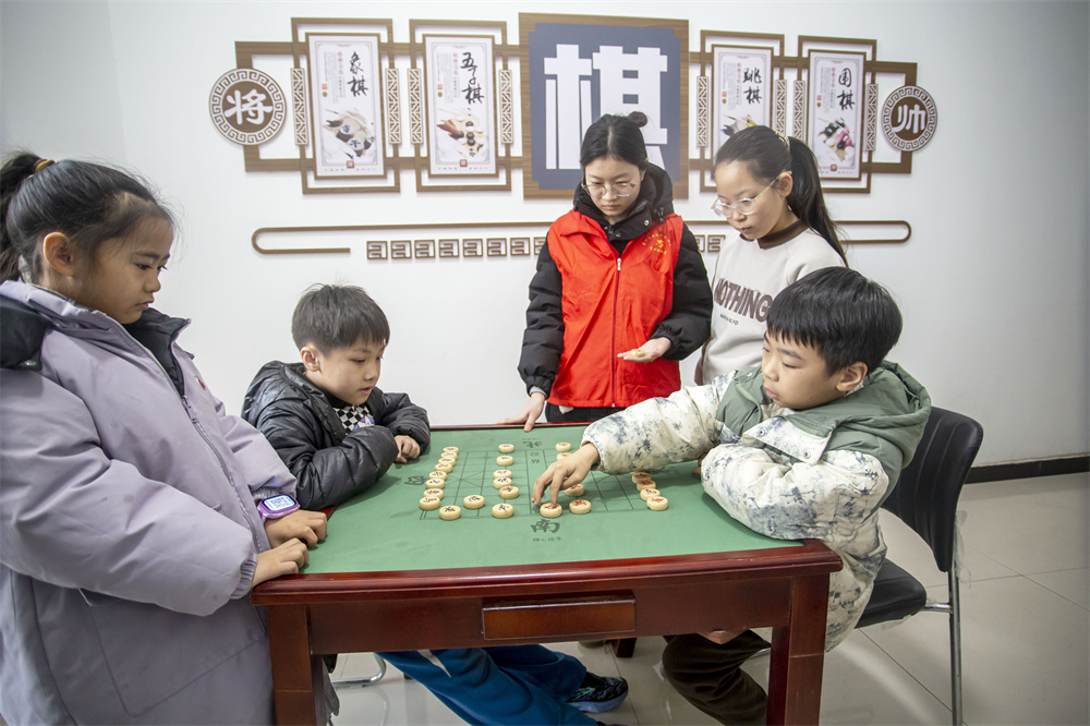 1月29日，河北省邯郸市复兴区胜利桥街道复兴路社区，“返家乡”大学生志愿者成为孩子们的象棋教练。聂长青摄