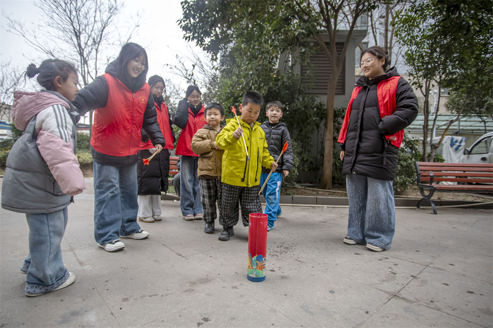 1月29日，河北省邯郸市复兴区胜利桥街道复兴路社区，“返家乡”大学生组织孩子们开展户外运动。聂长青摄