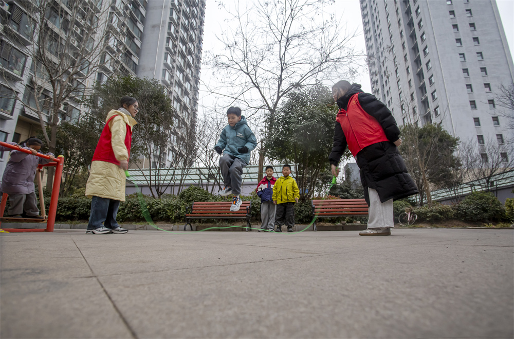 1月29日，河北省邯郸市复兴区胜利桥街道复兴路社区，“返家乡”大学生组织孩子们开展户外运动。聂长青摄
