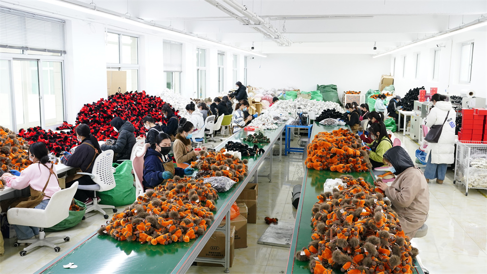 1月30日,白溝新城伊呀呀毛絨玩具生產車間,工人忙生產趕訂單。孫浩龍攝