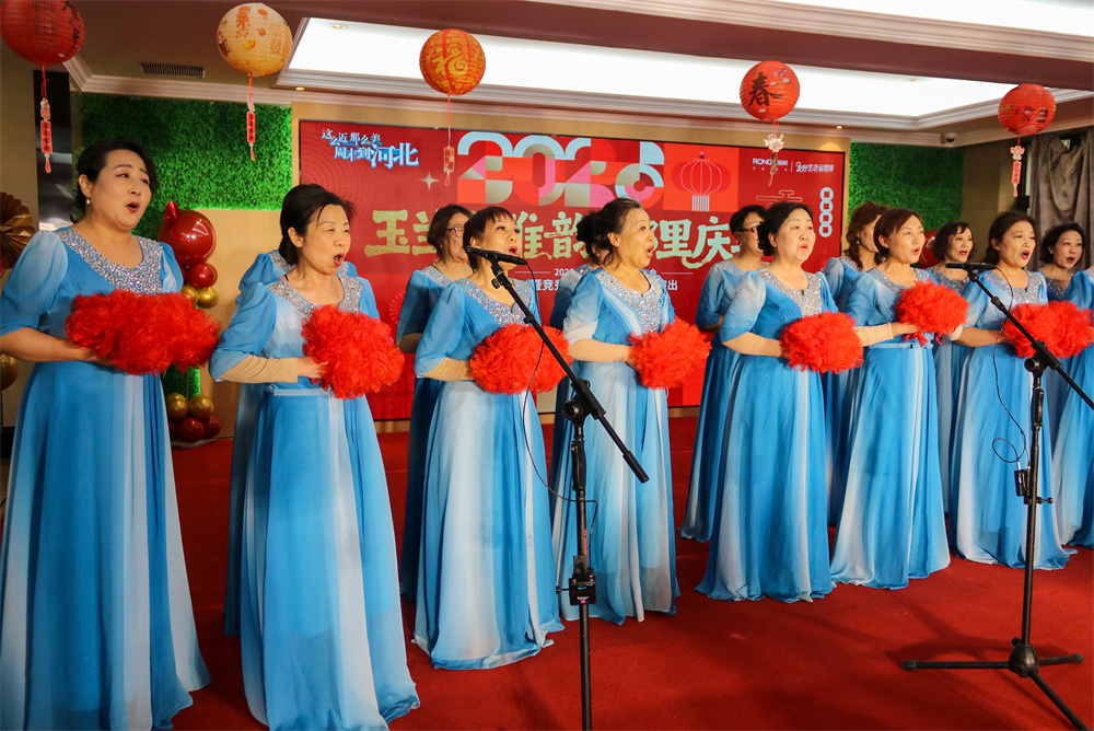 1月28日，保定市和谐之声女子合唱团表演合唱《节日欢歌》。耿培轩摄
