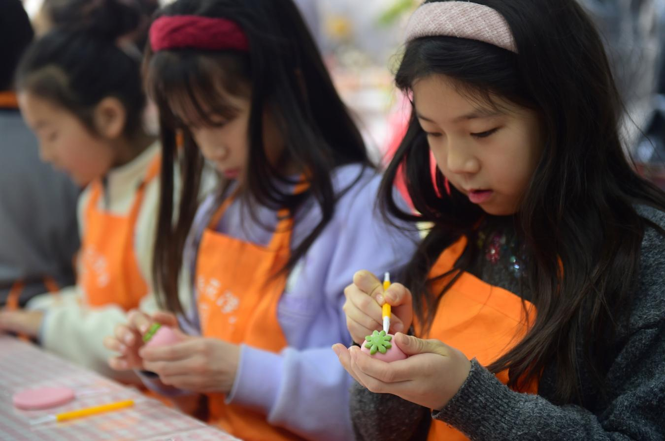 小学生在认真塑形。傅新春摄
