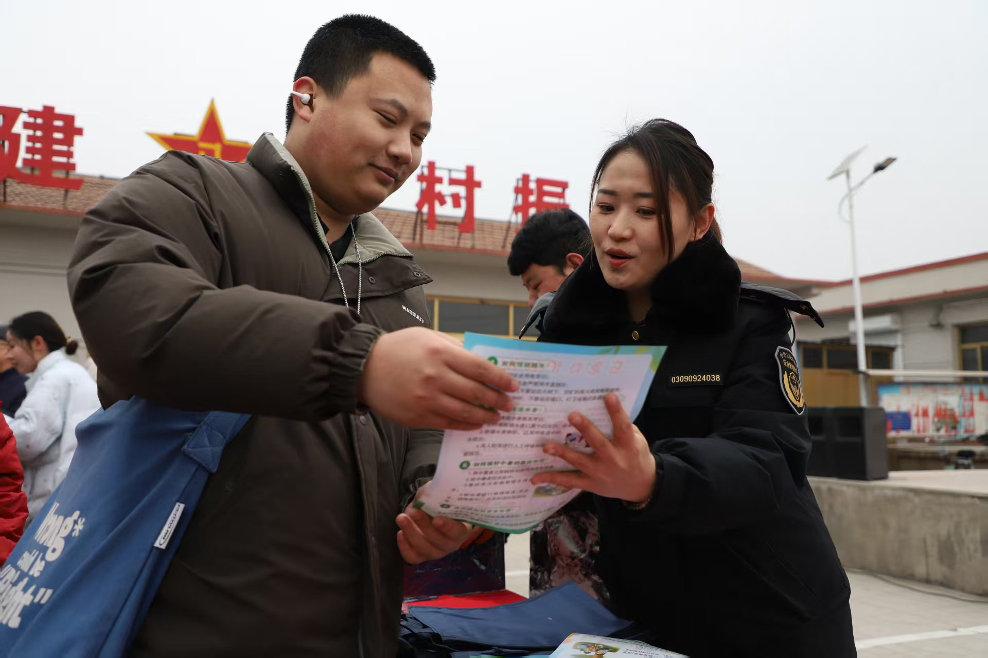 工作人员为群众科普应急安全知识。杨洋摄