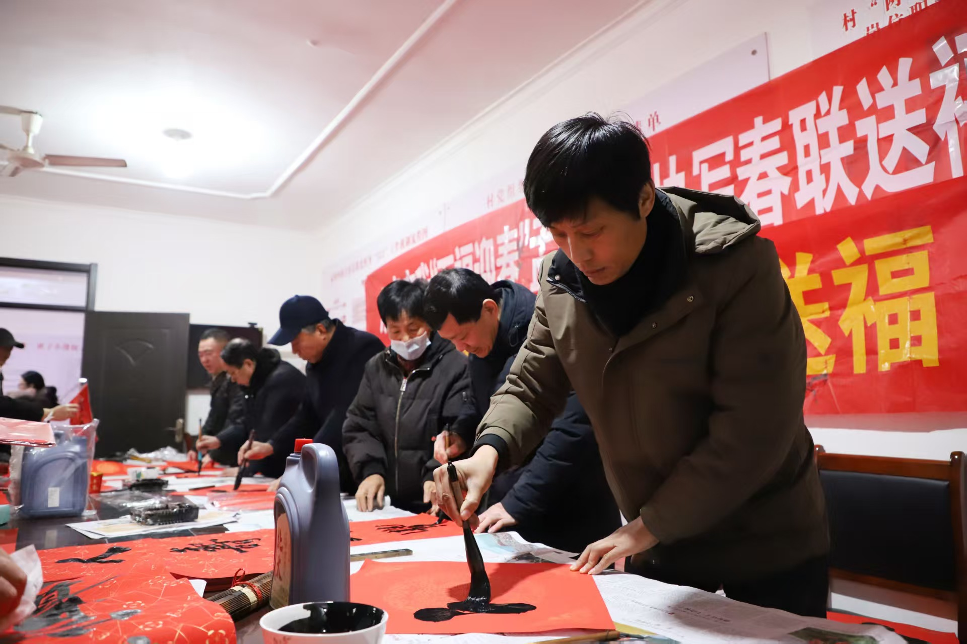 书法爱好者为村民写春联和“福”字。杨洋摄