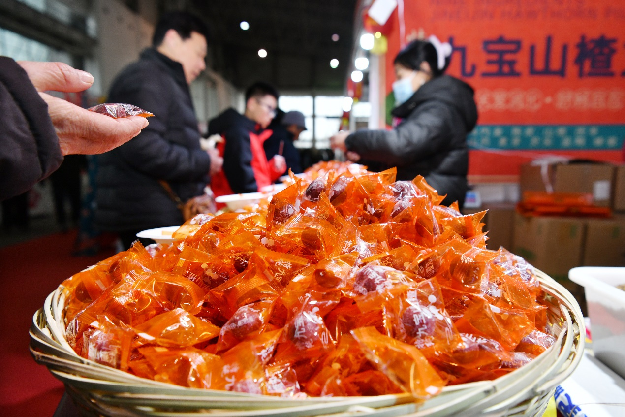 1月29日，市民与游客在助农消费年货大集上挑选商品。苑立伟摄