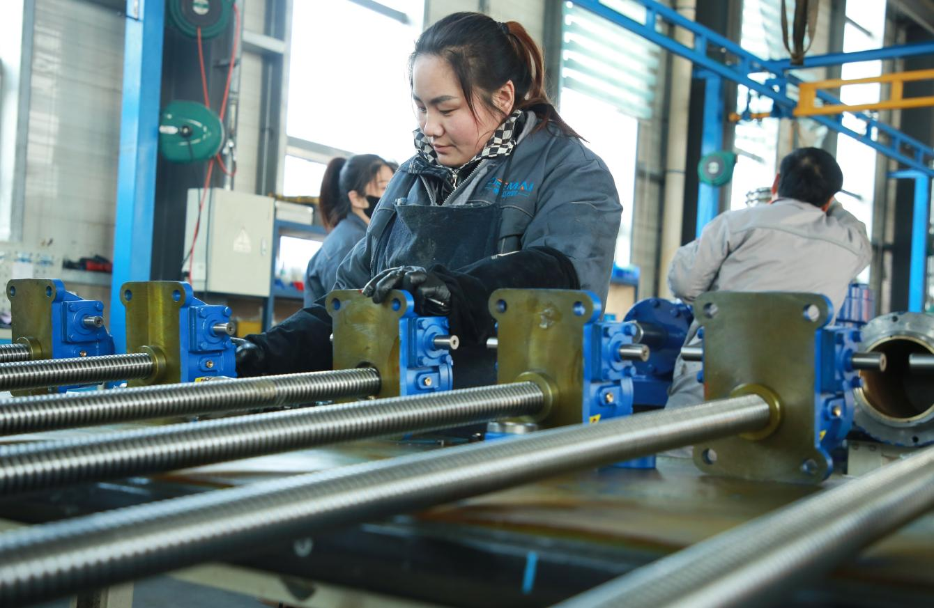 在河北省吴桥经济开发区德迈传动机械有限公司内，工人正在生产车间忙碌。殷实摄