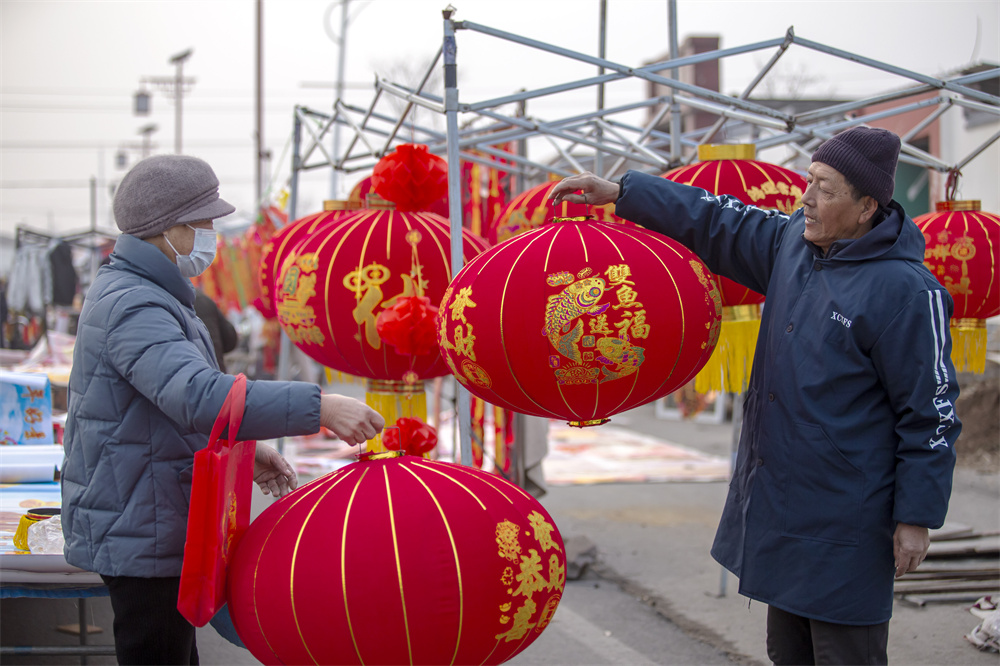 1月31日，河北省邯郸市复兴区康庄乡中庄村大集，村民在选购红灯笼。聂长青摄