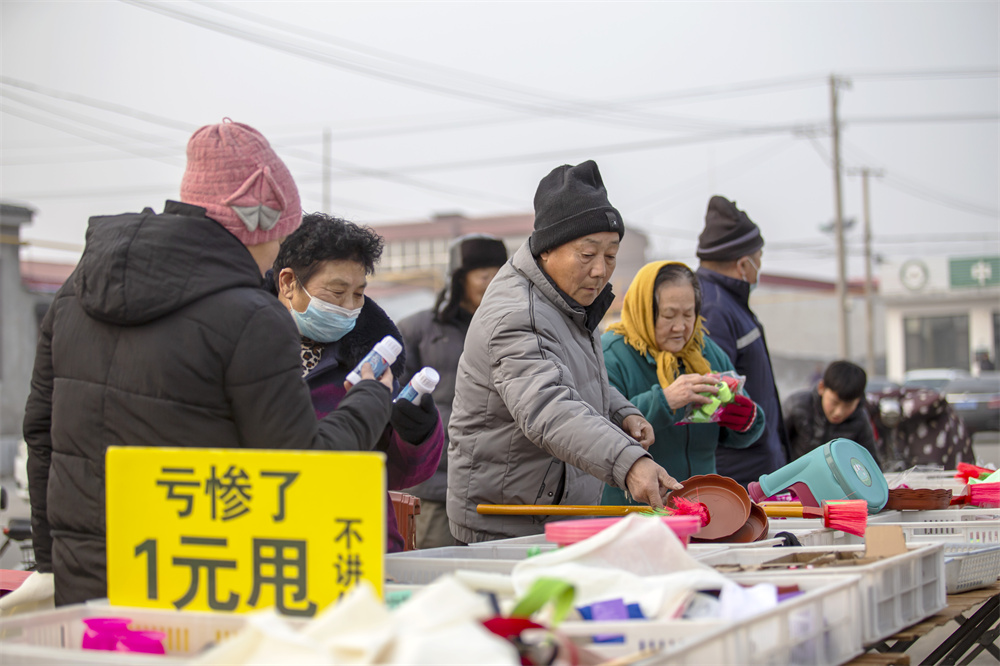 1月31日，河北省邯郸市复兴区康庄乡中庄村大集，村民在选购小商品。聂长青摄