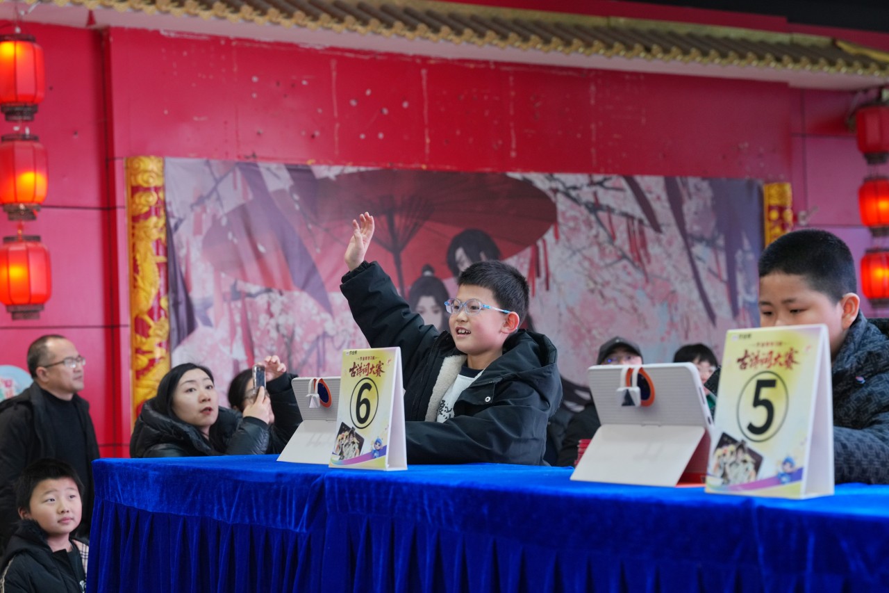 遷安市第二屆詩詞大賽少兒組決賽小選手贏得小組賽勝利時正在和觀眾揮手致意。張澤慧攝