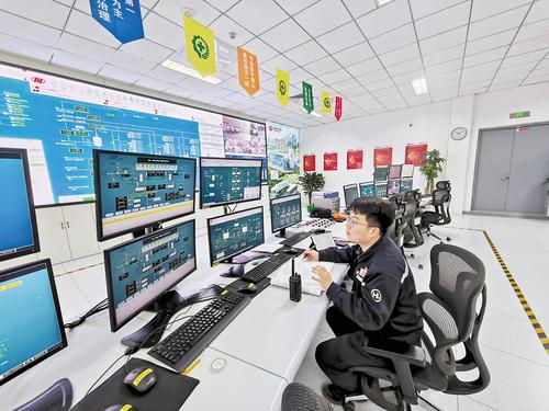 1月9日，在國家能源集團國華投資（氫能公司）河北分公司赤城制氫廠中控室，調度員正在查看各項設備數據。本報記者 馮陽攝
