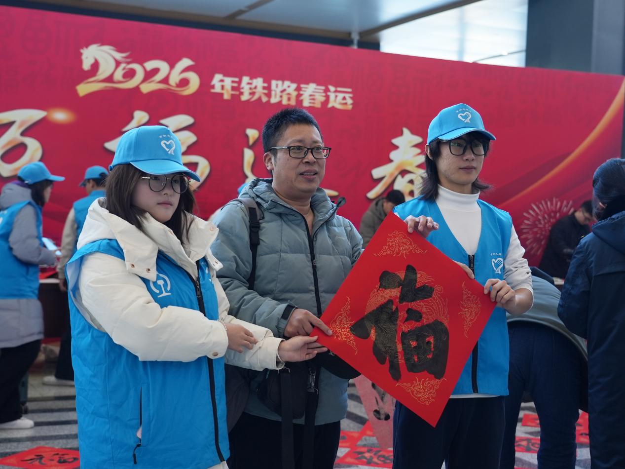 旅客将“年味”带回家。刘一明摄
