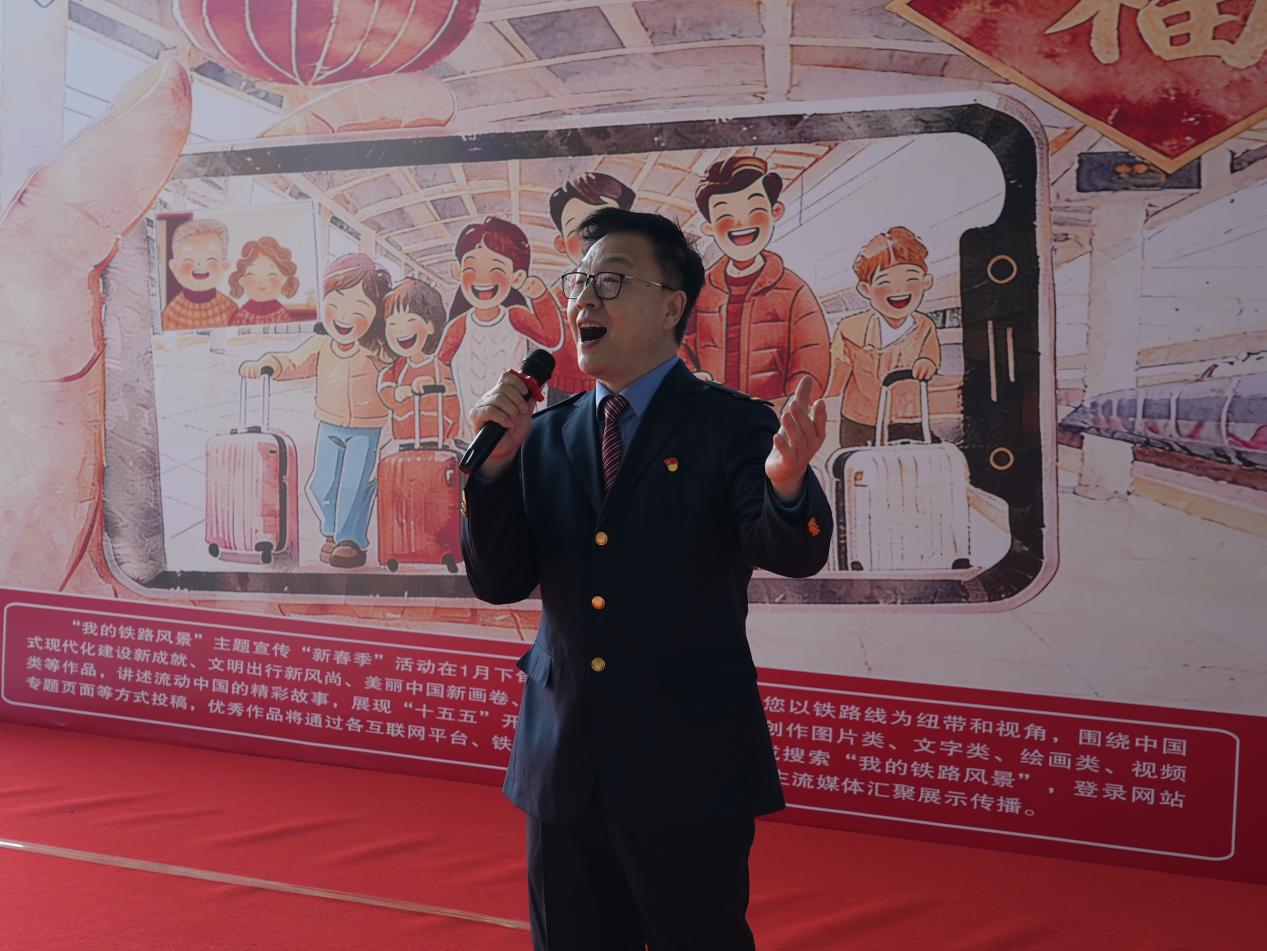 工作人员为旅客带来精彩演出。刘一明摄