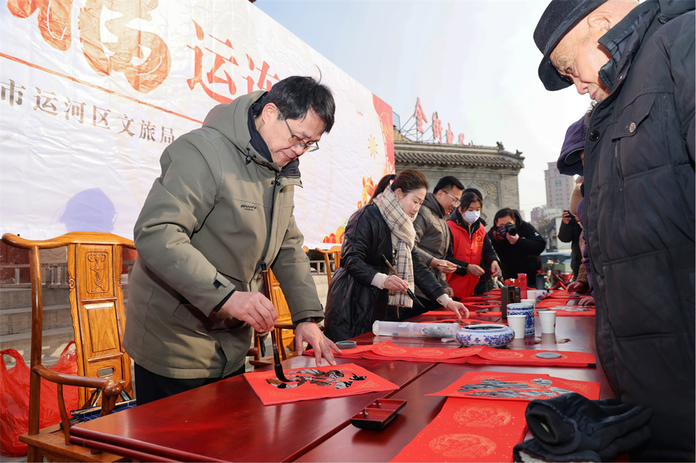 书法家现场为居民群众写“福”字。杨洋摄