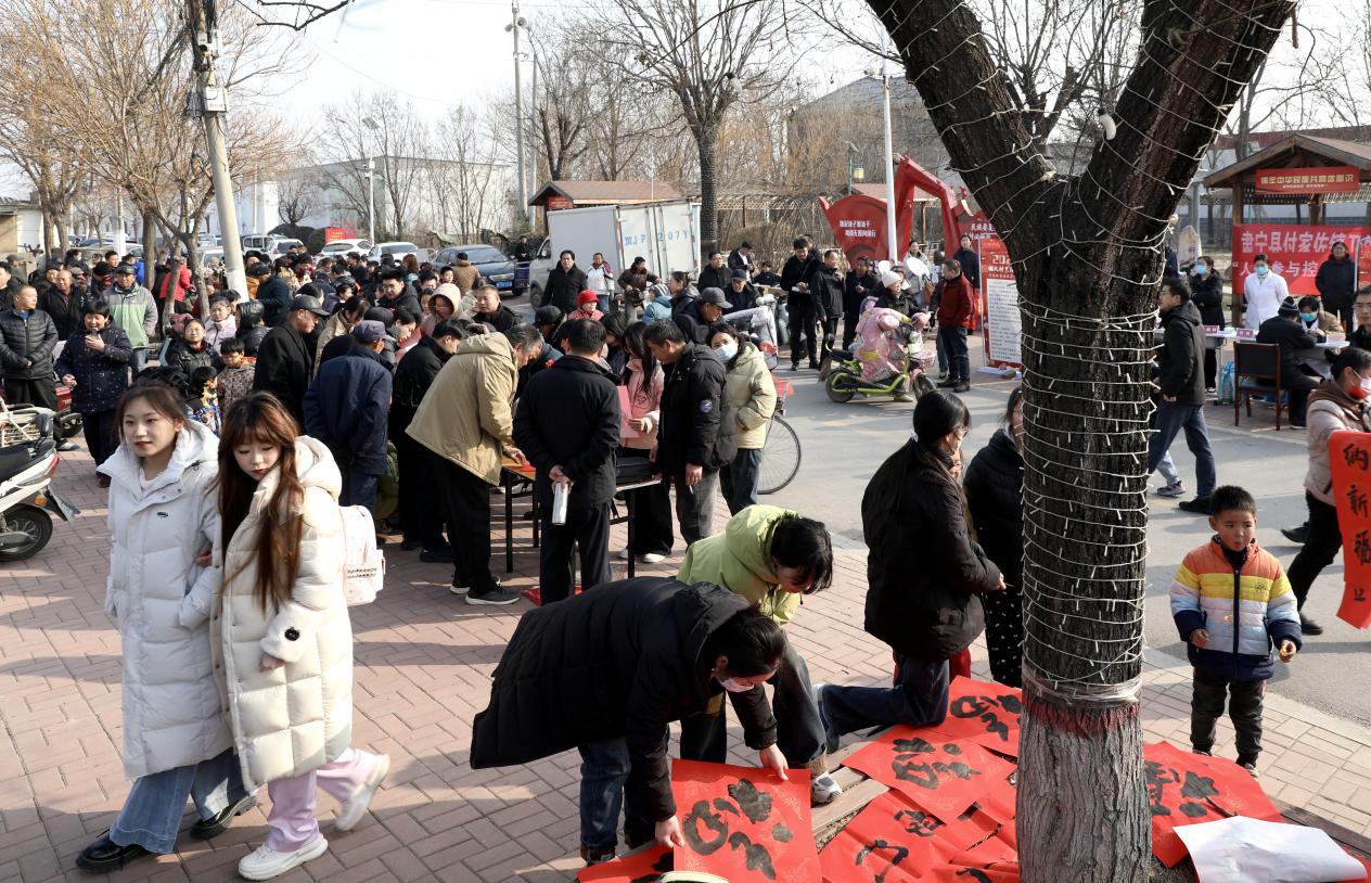 游客在现场逛大集、买年货。刘巨雷摄