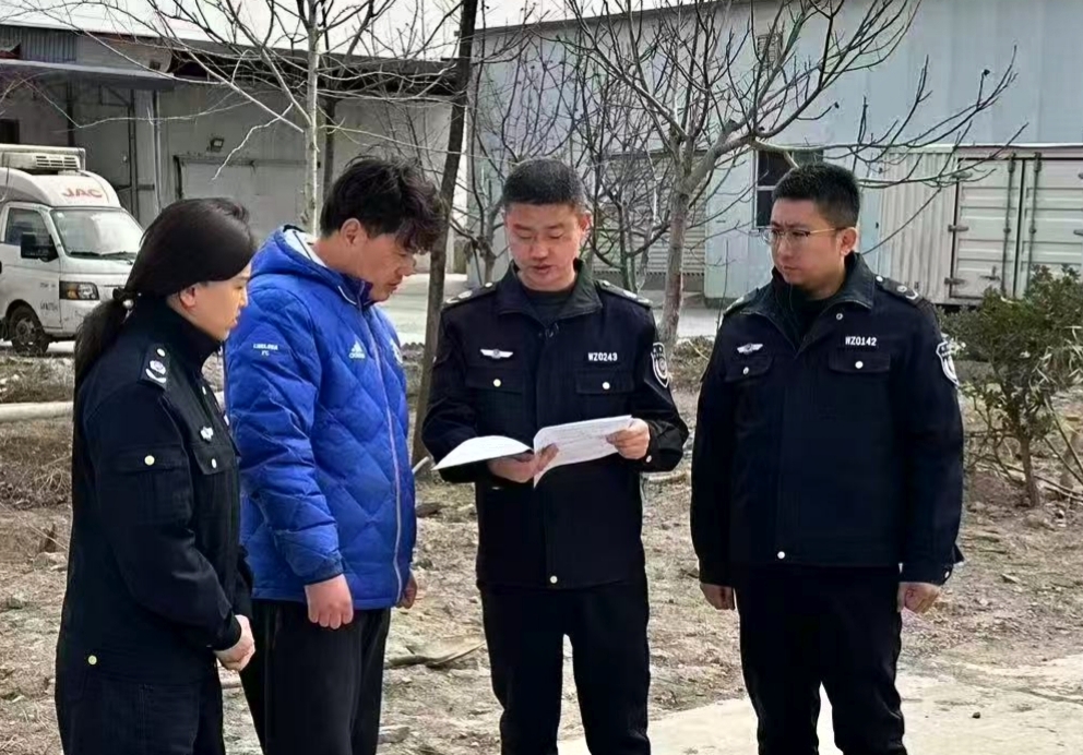 武安市综合行政执法局为企业送去经营政策。刘变琴摄