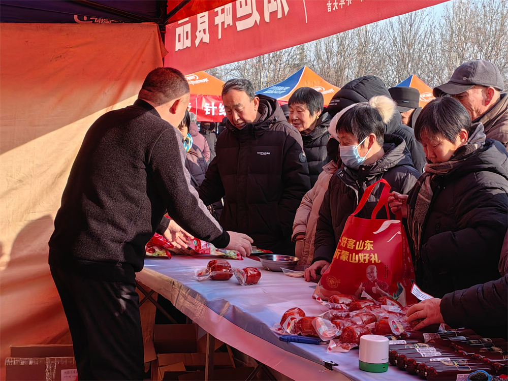 市民在排队购买肠类食品。宋林璟摄