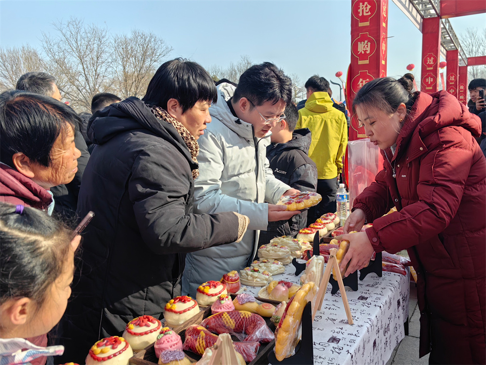 市民排队订购花饽饽。宋林璟摄