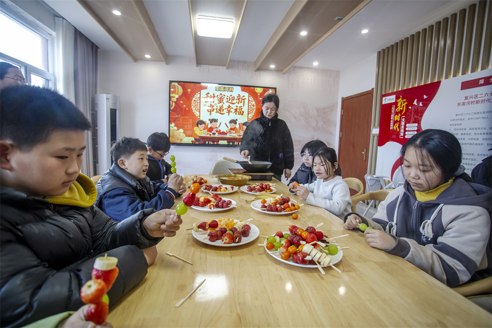 2月3日，河北省邯鄲市復興區二六七二街道東高河村，志願者與孩子們一起制作糖葫蘆。聶長青攝