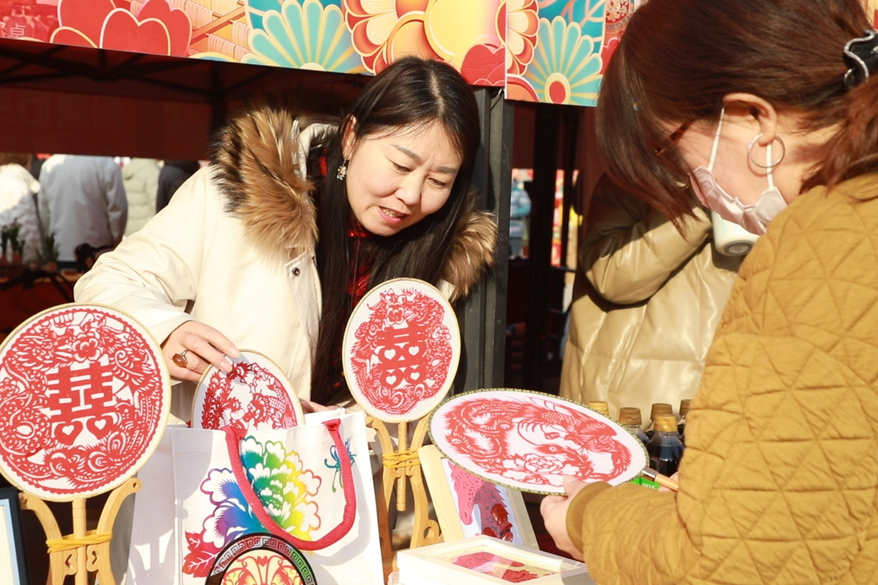 2026年2月4日,非遗传承人展示高碑店剪纸艺术,精美的剪纸作品让市民近距离感受传统文化的独特韵味。马凯摄