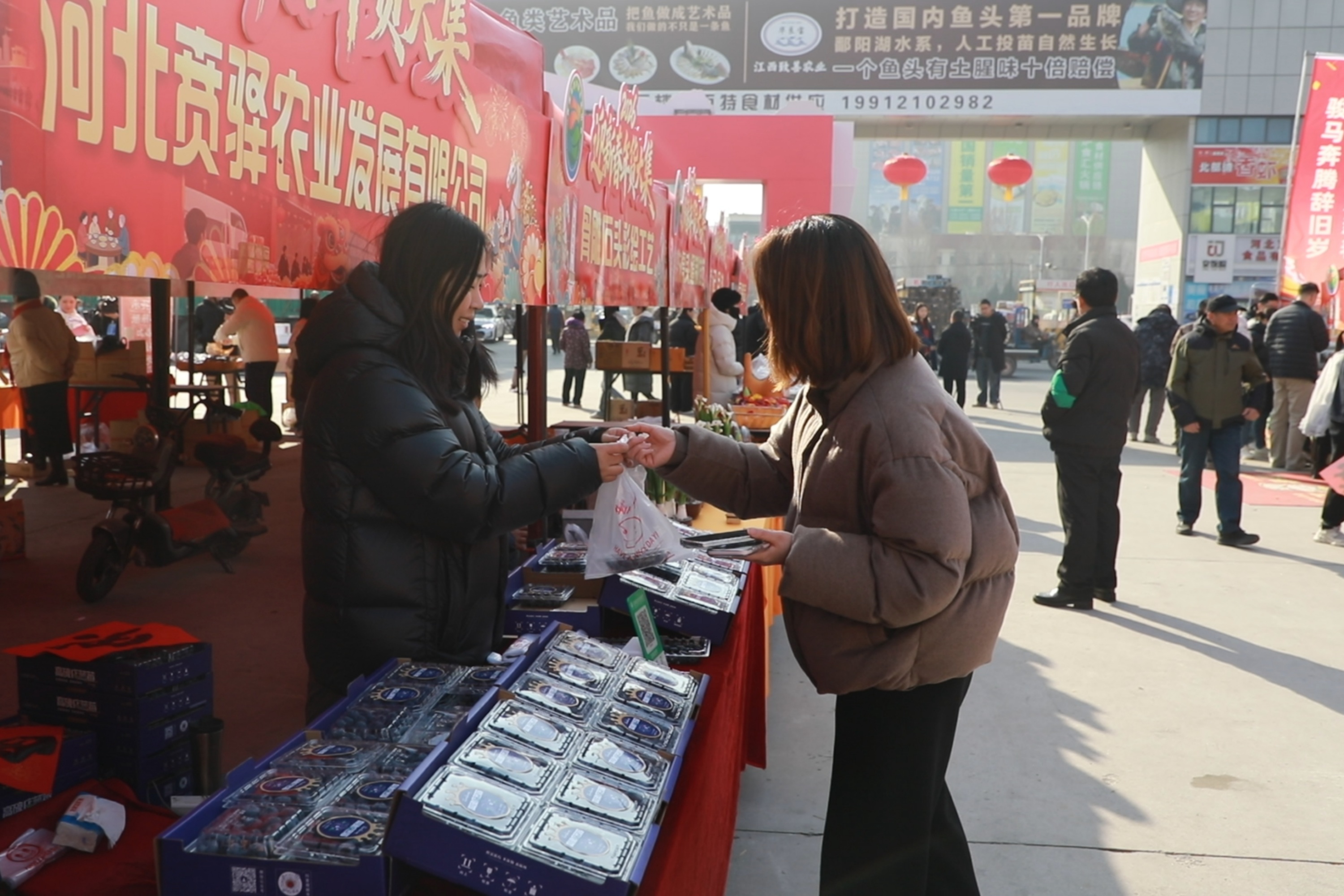 2026年2月4日，市民在年货摊位前选购特色商品，各类精品年货琳琅满目，购销两旺。马凯摄