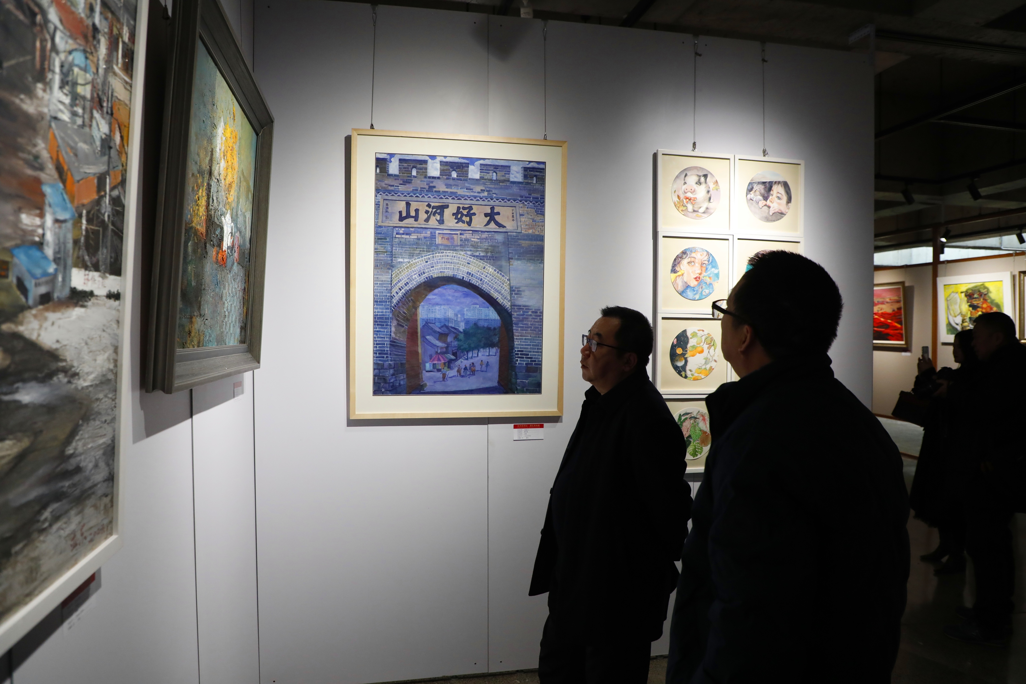 2月3日，观众在阳原县昇·美术馆新春美展现场驻足欣赏作品。仝辉摄