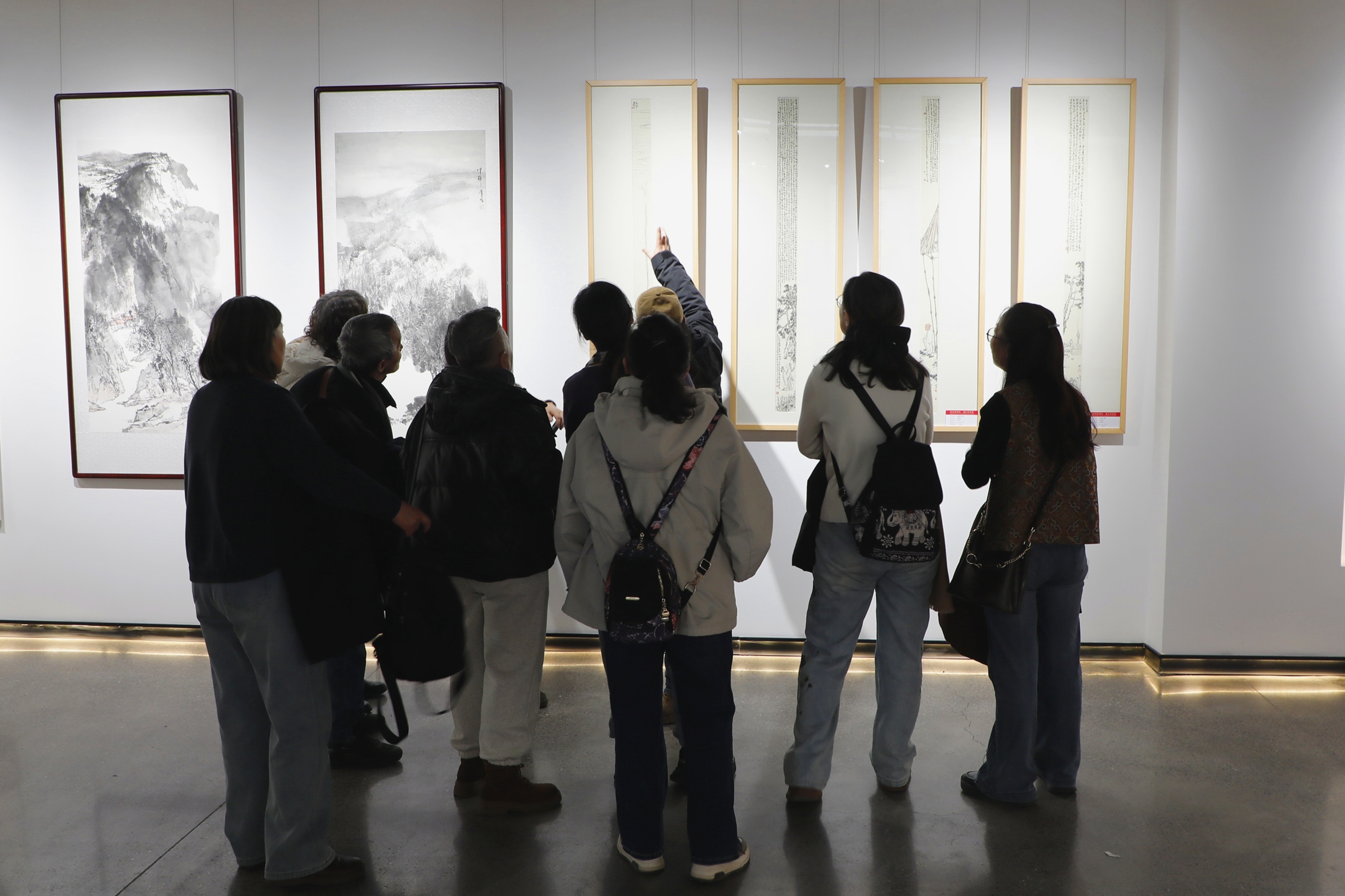 2月3日，观众在阳原县昇·美术馆新春美展现场驻足欣赏作品。仝辉摄