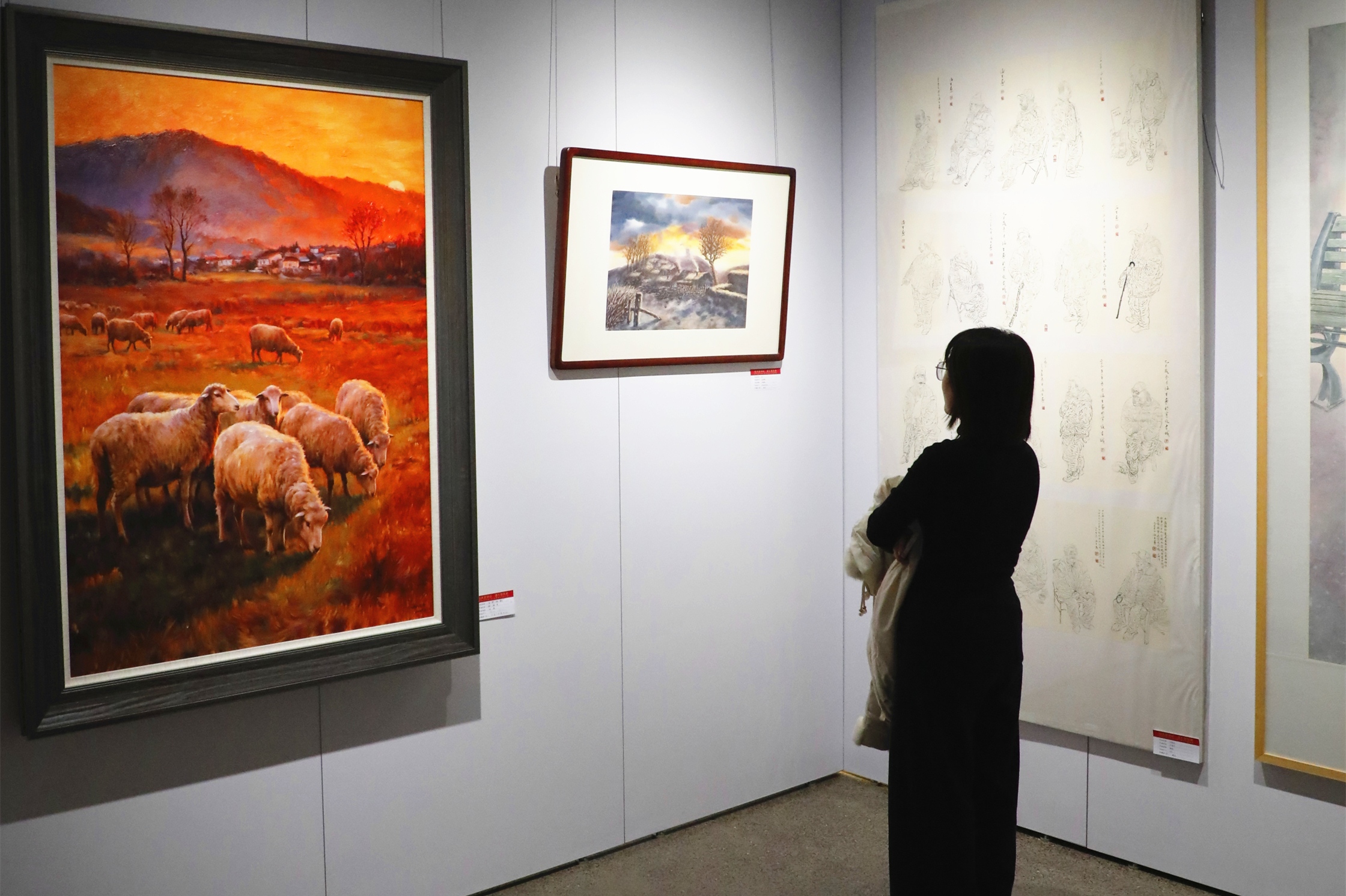 2月3日，观众在阳原县昇·美术馆新春美展现场驻足欣赏作品。仝辉摄