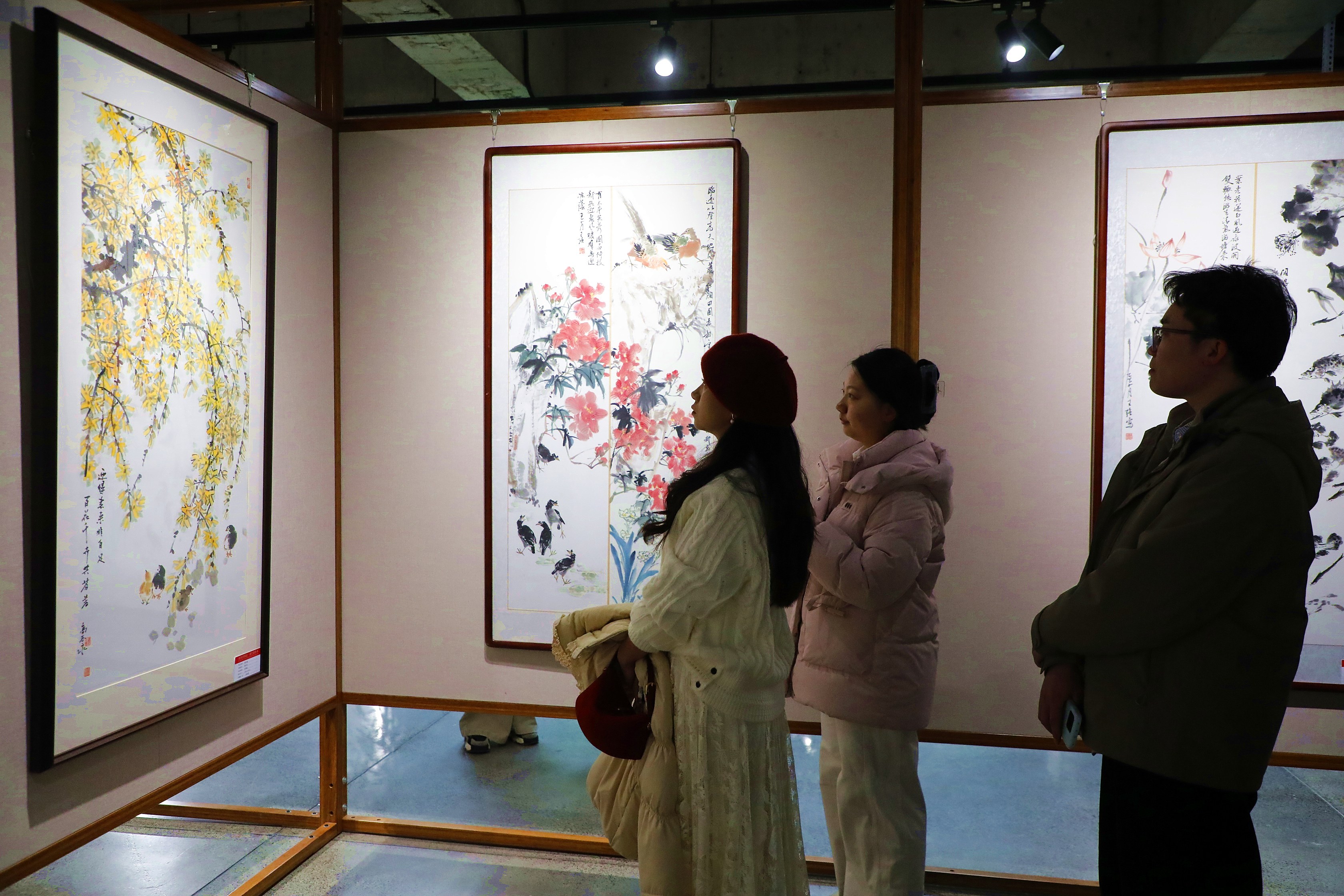 2月3日，观众在阳原县昇·美术馆新春美展现场驻足欣赏作品。仝辉摄