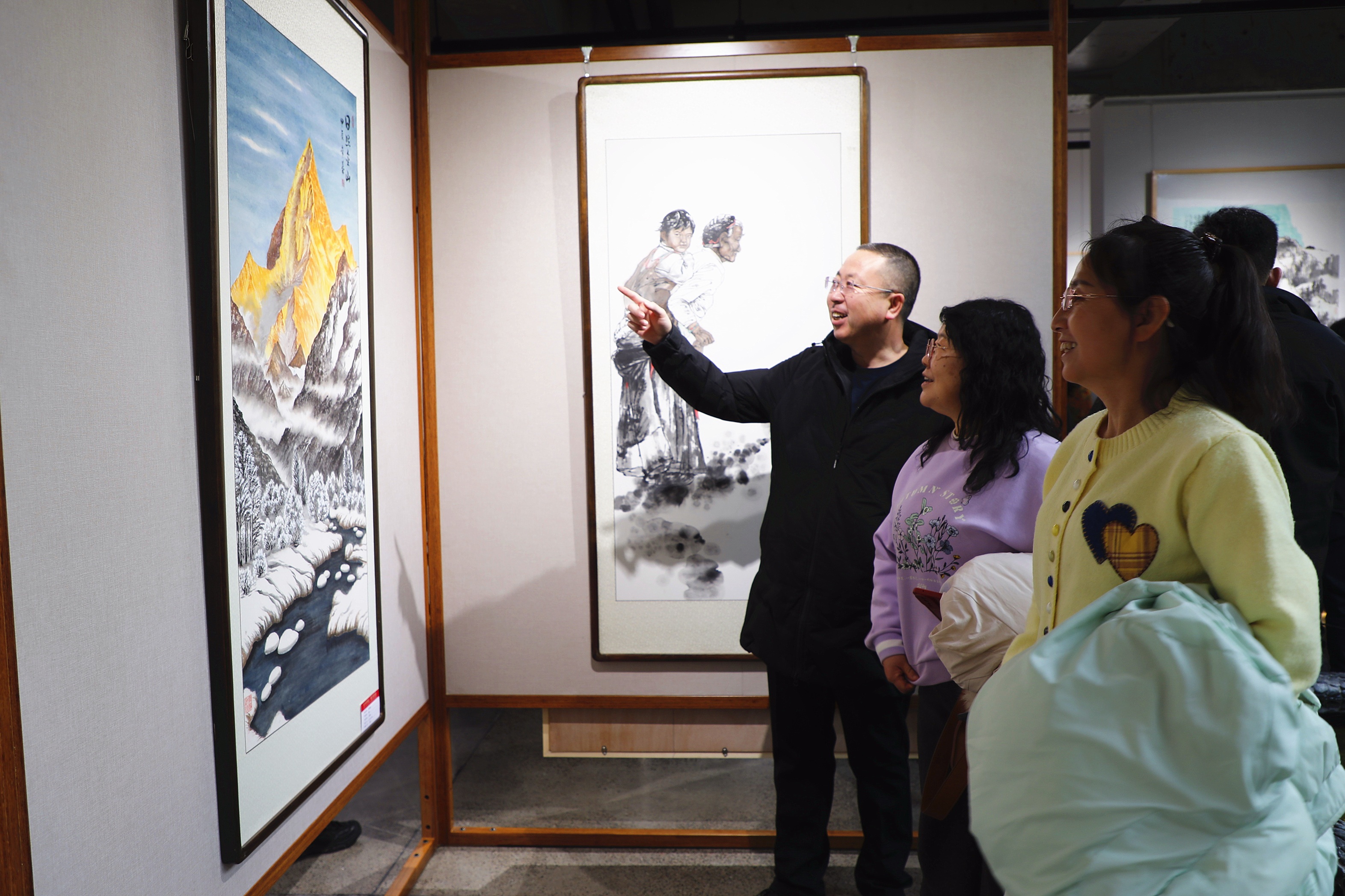 2月3日，观众在阳原县昇·美术馆新春美展现场驻足欣赏作品。仝辉摄
