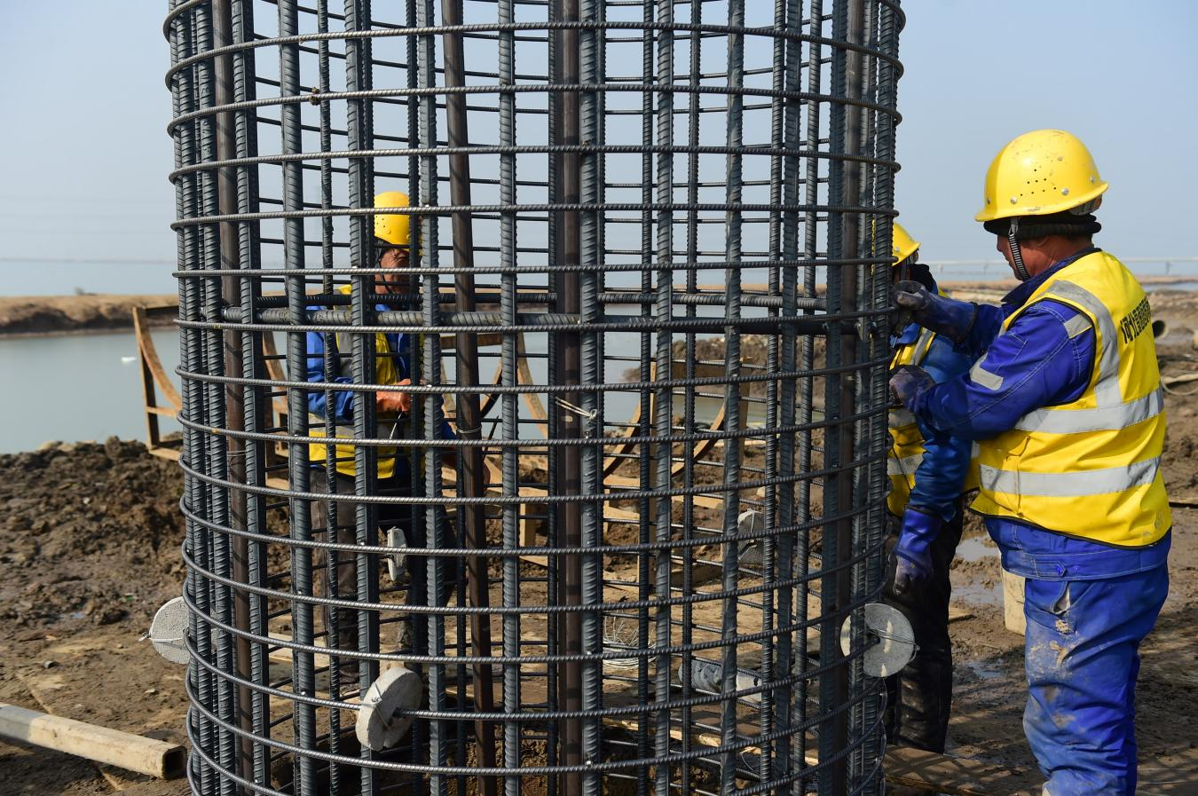 橋柱施工進行中。傅新春攝