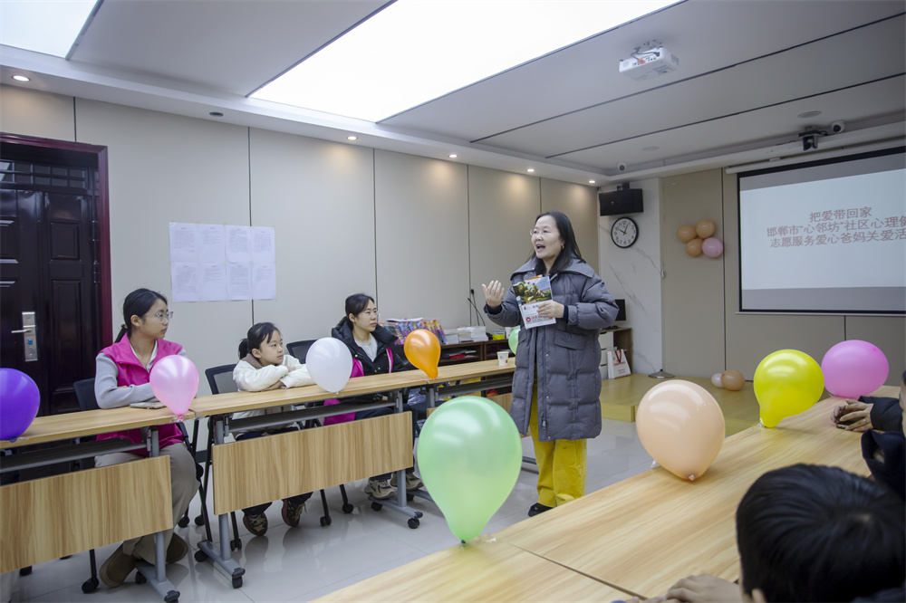 2月5日,河北省邯郸市复兴区庞村街道邯钢路社区,职业阅读推广人张艳为孩子们讲解阅读的习惯与培养。聂长青摄