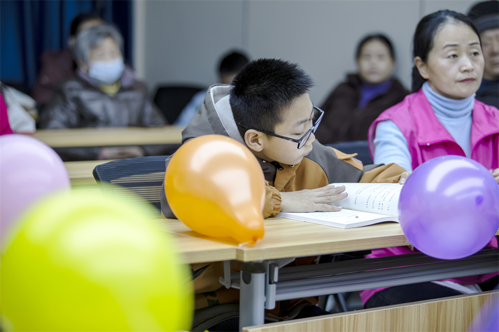 2月5日,河北省邯郸市复兴区庞村街道邯钢路社区,孩子们在阅读新书。聂长青摄