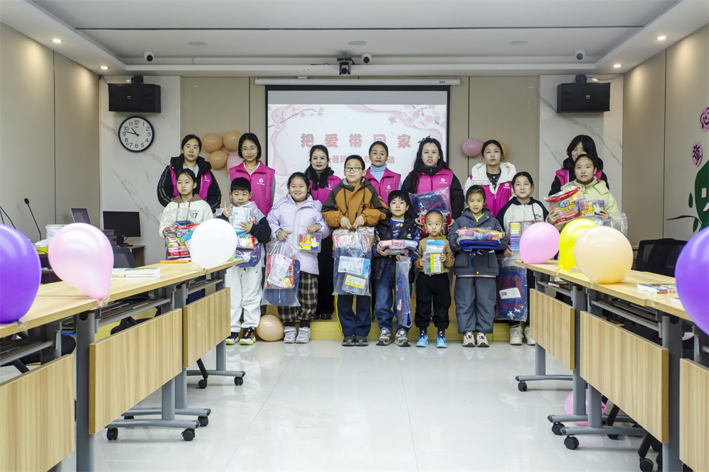 2月5日,河北省邯郸市复兴区庞村街道邯钢路社区,主办方为孩子们送上了精心准备的暖冬礼品。聂长青摄