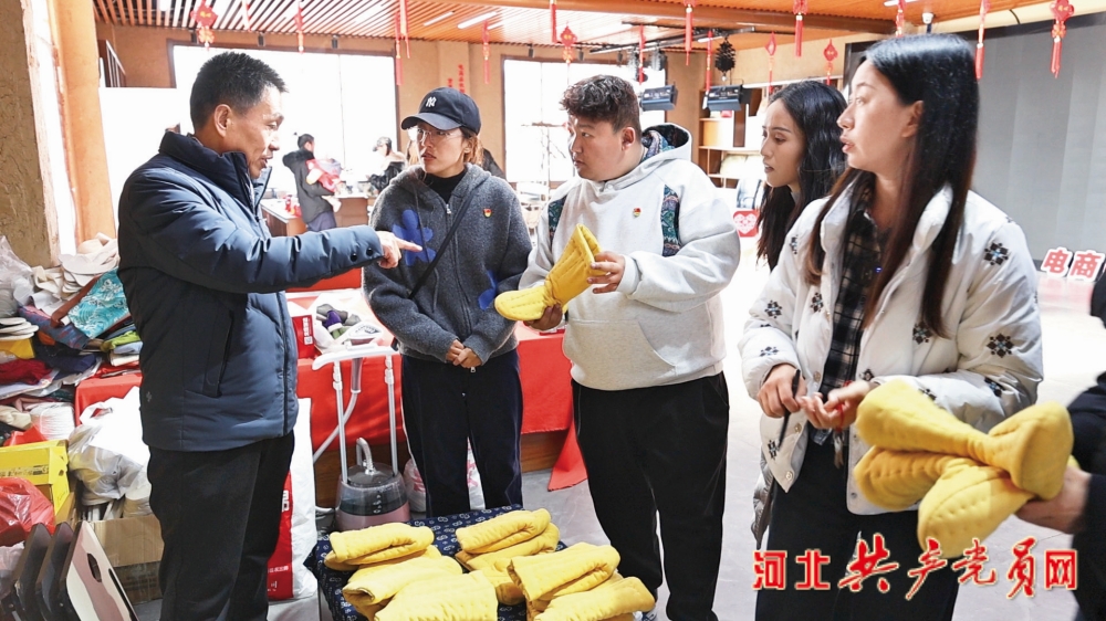 游客在“团结北庄手工坊”参观。韩冠豫/摄