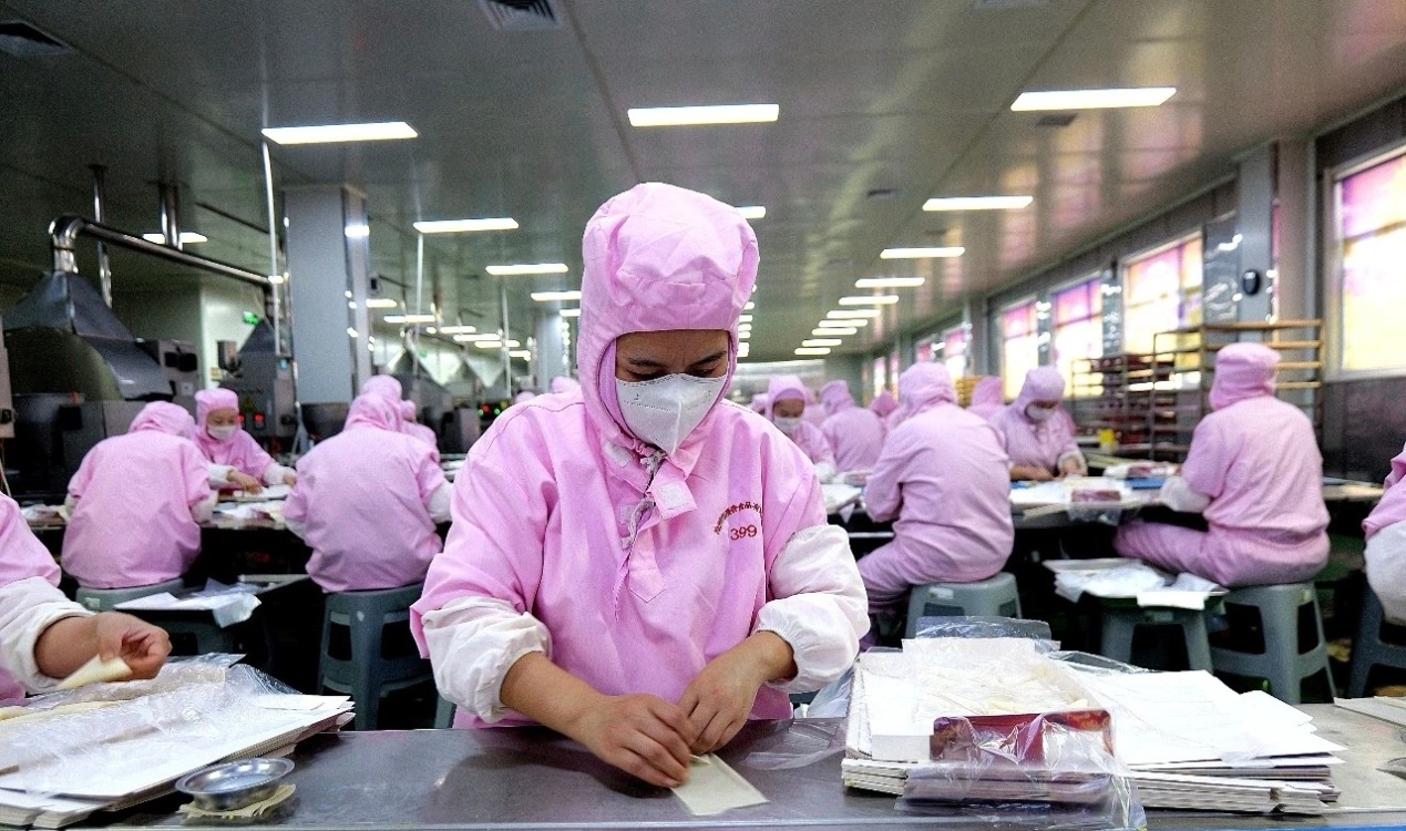 工人手工制作春卷。王洪胜摄