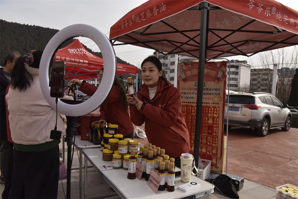 农特产品展区,电商主播正通过直播带货。赵欣摄